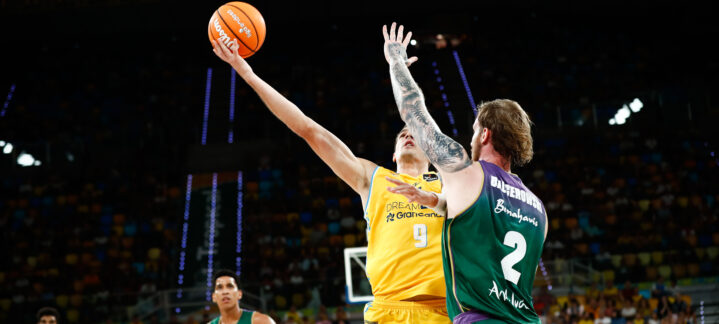 Nico Brussino atacando el aro ante Olek Balcerowski en el partido ante Unicaja.