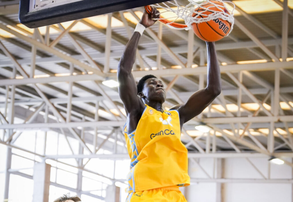 Code Mbengue anotando un mate en el partido del Gran Canaria U22 ante Burgos Grupo de Santiago.