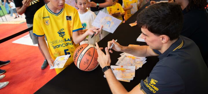 Aficionados del Dreamland Gran Canaria participan en un evento de firma de autógrafos.