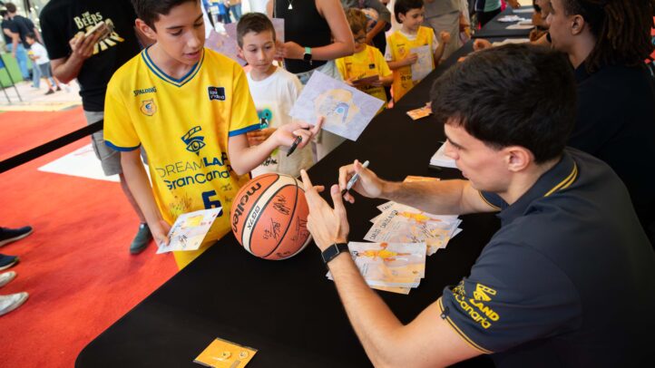 Aficionados del Dreamland Gran Canaria participan en un evento de firma de autógrafos.