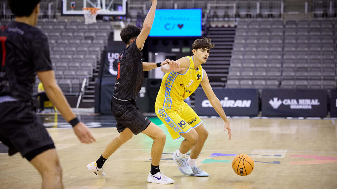Jorge Arteaga defendido por un jugador de Stellantis&You Granada.