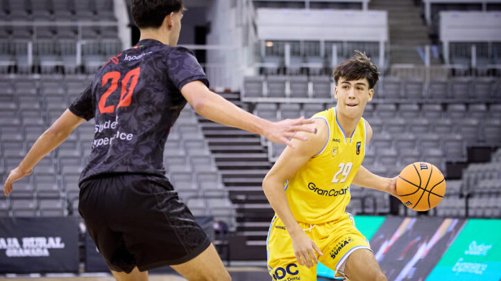 Panasiuk en acción de ataque en el último partido del U22 ante Stellantis&You Granada