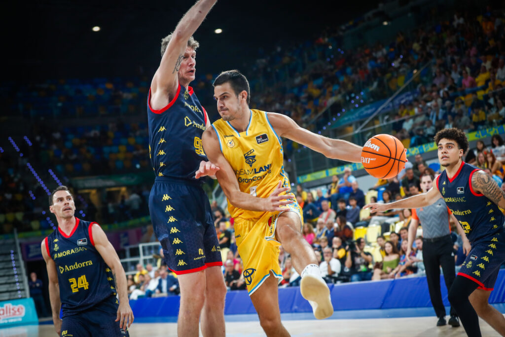Nico Brussino dobla un balón tras penetrar a canasta. 