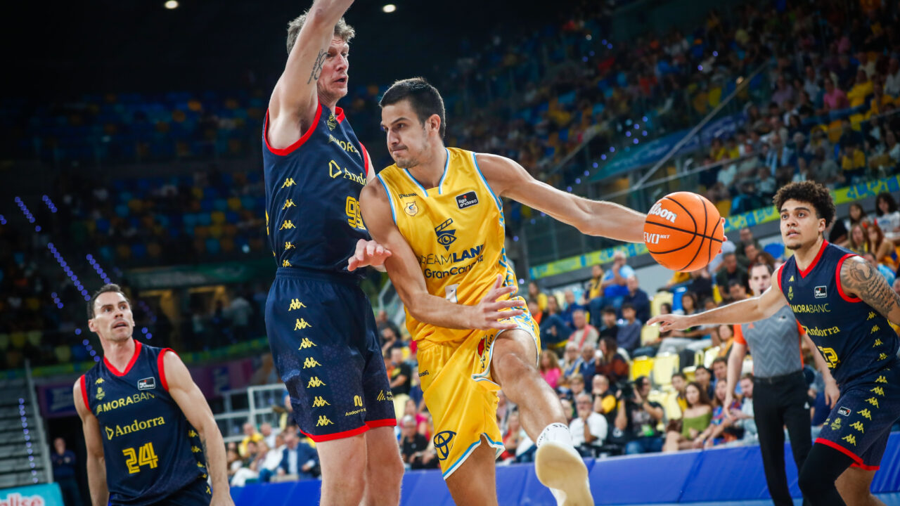 Nico Brussino dobla un balón tras penetrar a canasta.