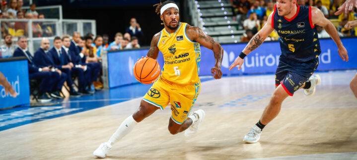 Andrew Albicy botando el balón dirigiéndose hacia la canasta.