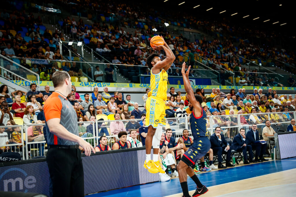 Braian Angola lanza un triple defendido por un jugador de MoraBanc Andorra.