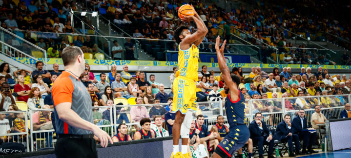 Braian Angola lanza un triple defendido por un jugador de MoraBanc Andorra.