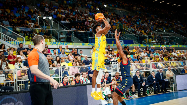 Braian Angola lanza un triple defendido por un jugador de MoraBanc Andorra.