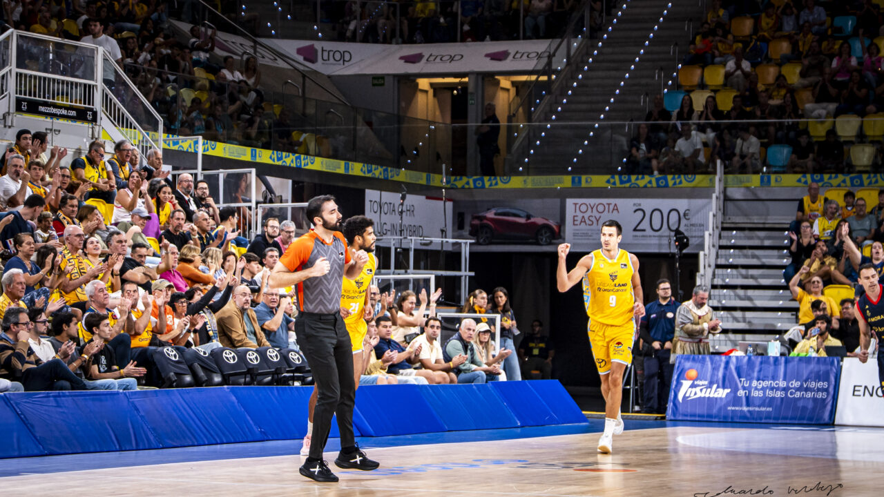 Nico Brussino celebra una canasta en el Gran Canaria Arena.