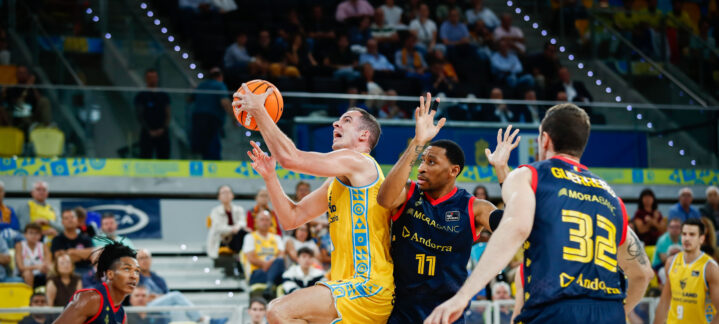 Miquel Salvó penetra hacia el aro.