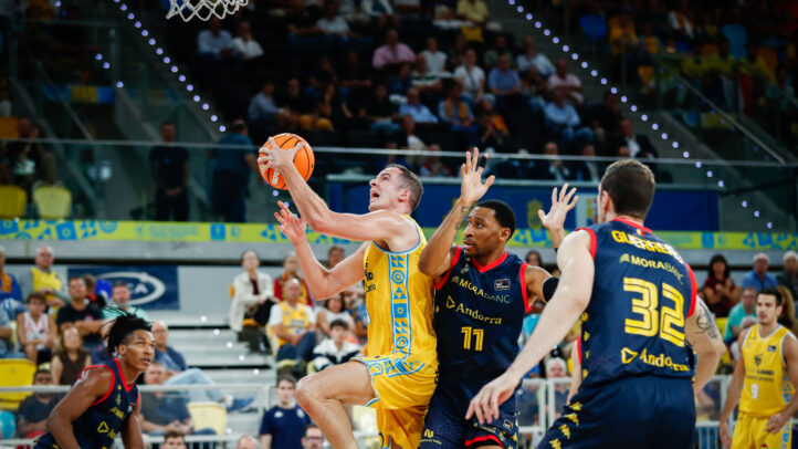 Miquel Salvó penetra hacia el aro.