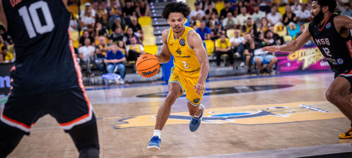 Isaiah Wong penetrando hacia canasta.