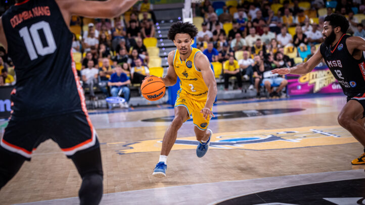 Isaiah Wong penetrando hacia canasta.