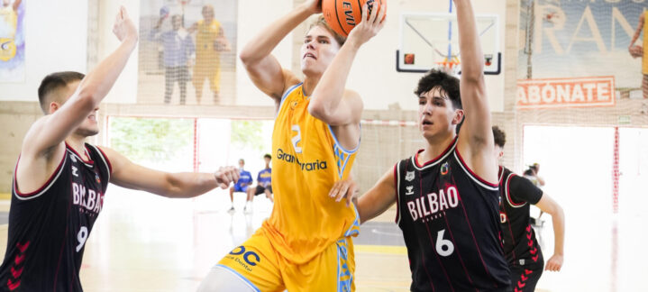 Eetu Heinonen penetra hacia canasta.