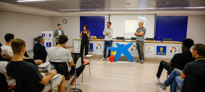 Charla de CaixaBank a jugadores del CB Gran Canaria sobre ahorros e inversión