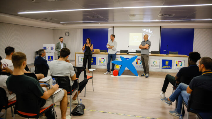 Charla de CaixaBank a jugadores del CB Gran Canaria sobre ahorros e inversión