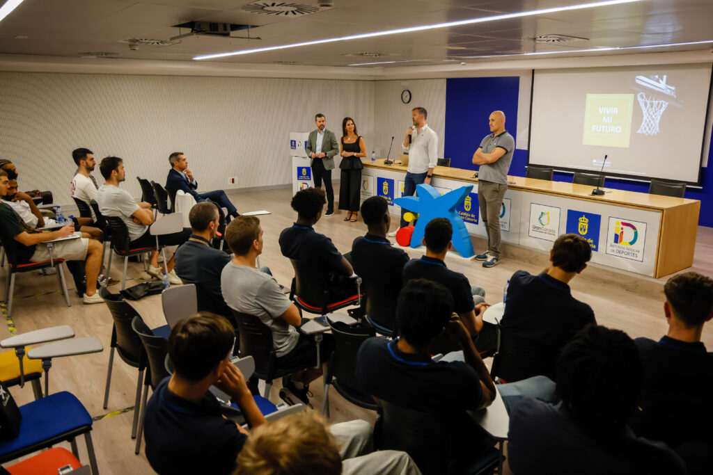 Charla de CaixaBank a jugadores del CB Gran Canaria sobre ahorros e inversión