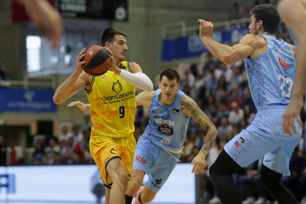 Nico Brussino en acción de ataque contra Río Breogán.
