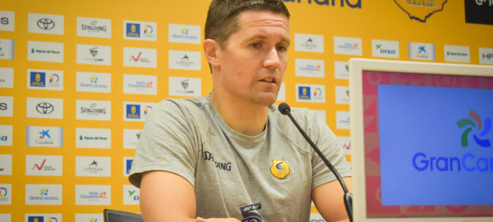 Lakovic atiende a los medios en sala de prensa