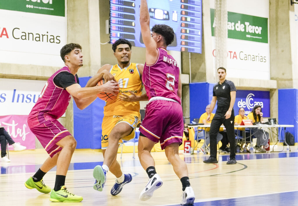 Brayan González, jugador del U22, en acción de partido. 