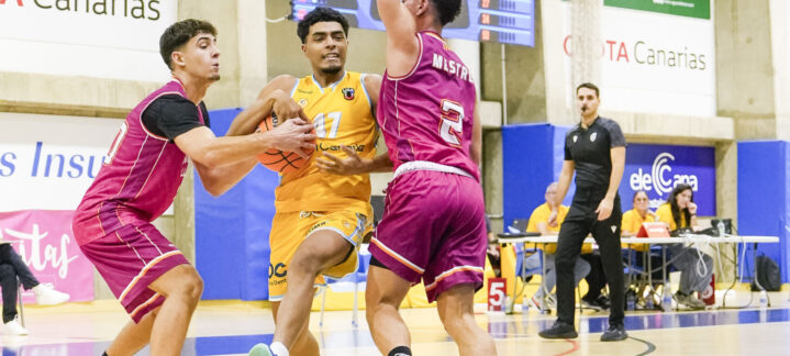 Brayan González, jugador del U22, en acción de partido.