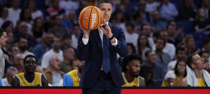 Jaka Lakovic en la banda con un balón