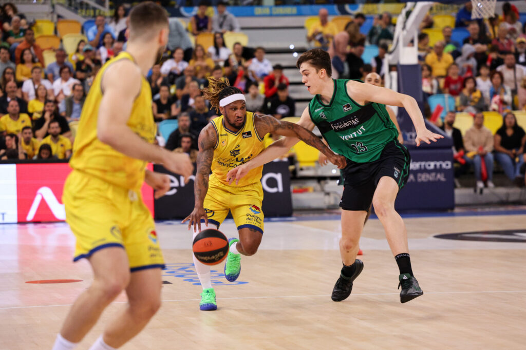 Andrew Albicy defendido por un jugador de Joventut Badalona. 