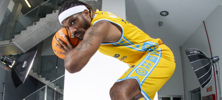 Andrew Albicy posa con un balón en la sesión de fotos de la liga