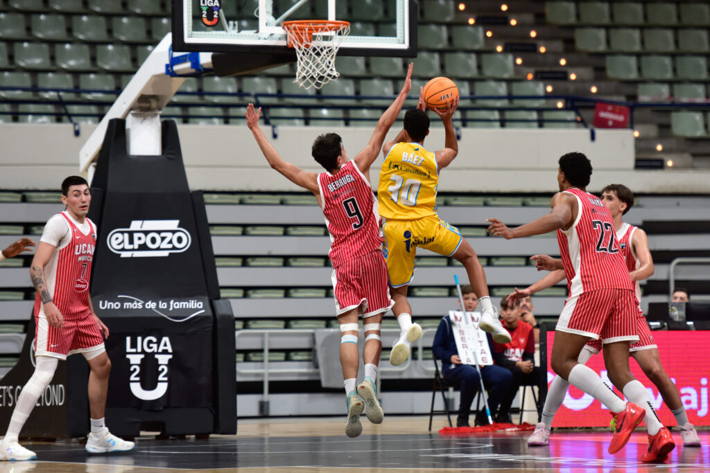 Gavin Báez yendo hacia canasta en el encuentro del Gran Canaria U22 contra UCAM Murcia.
