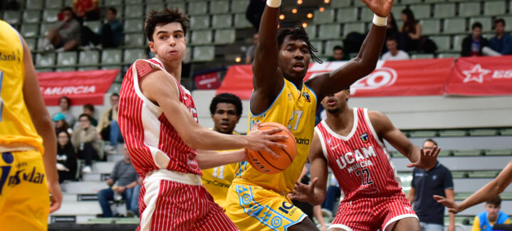 Mervedi Miteo en acción defensiva contra UCAM Murcia.