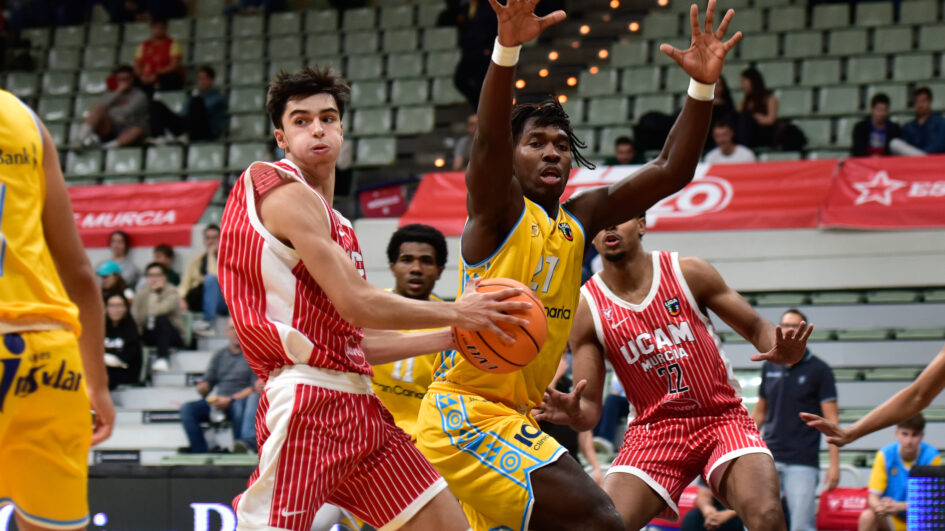 Mervedi Miteo en acción defensiva contra UCAM Murcia.
