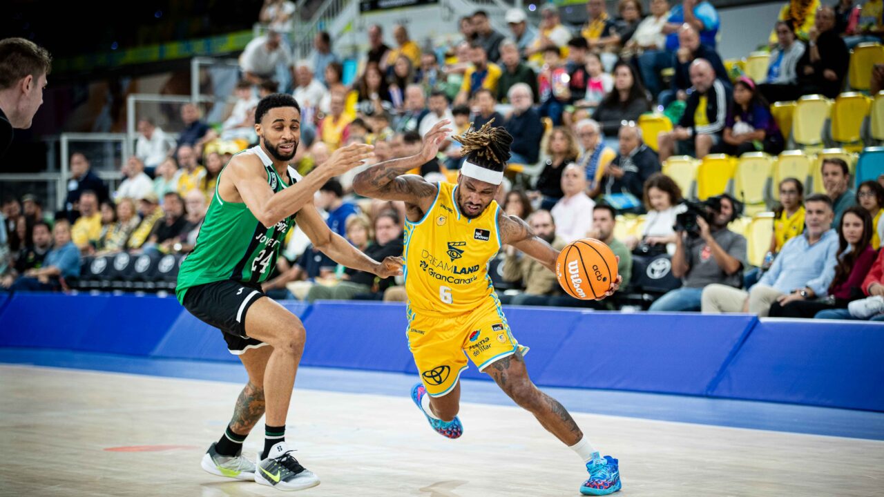 Andrew Albicy se zafa de su defensor