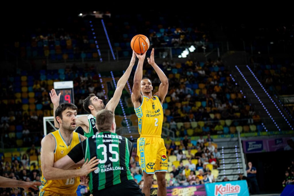 Isaiah Wong tira a canasta