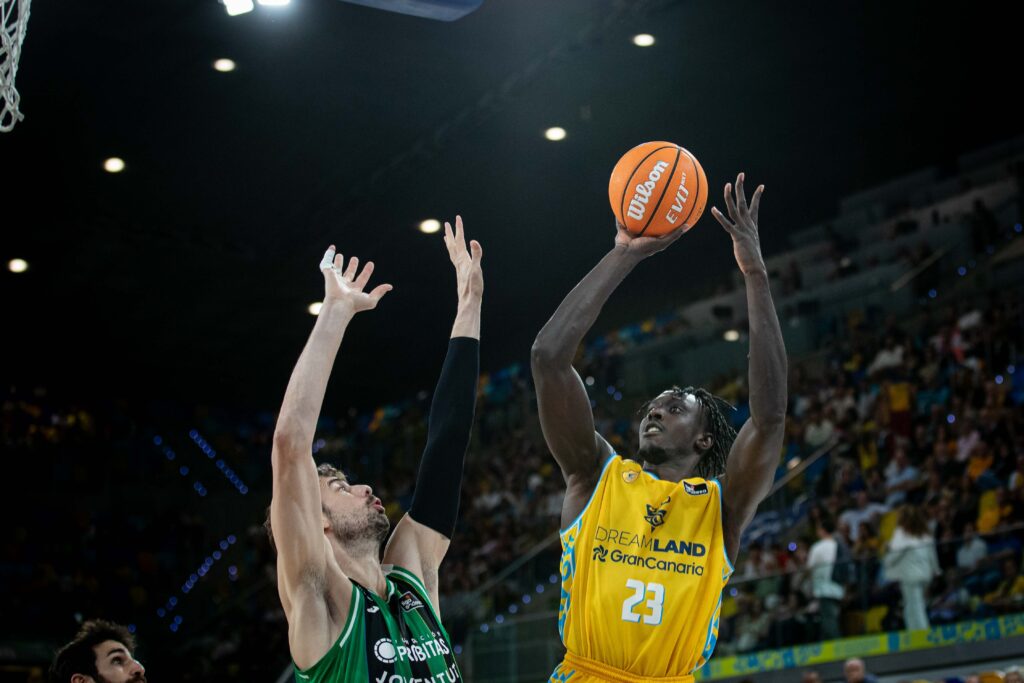 Kur Kuath tira a canasta