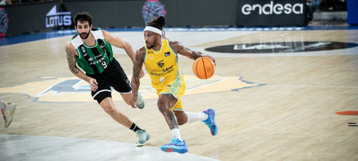 Andrew ALbicy bota ante la defensa de Ricky Rubio