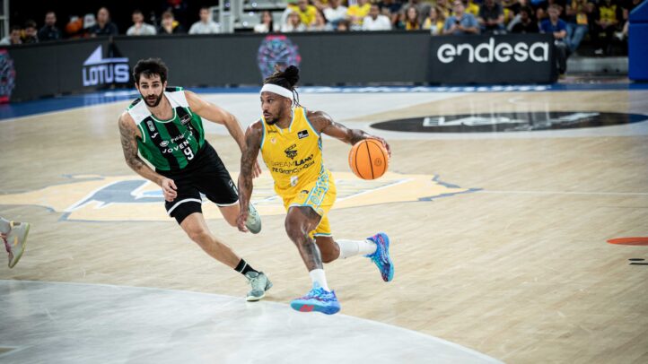 Andrew ALbicy bota ante la defensa de Ricky Rubio