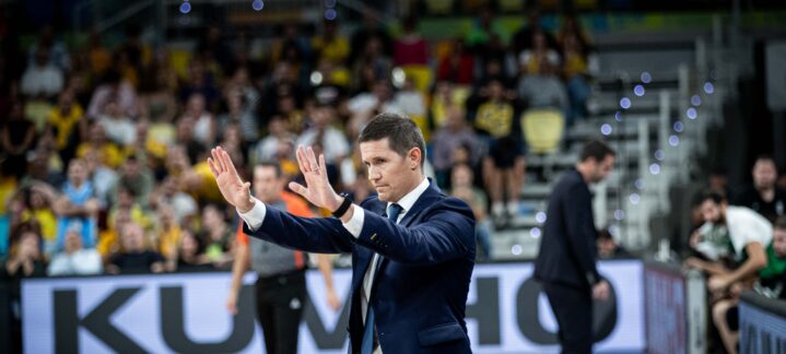 Jaka Lakovic hace indicaciones a sus jugadores