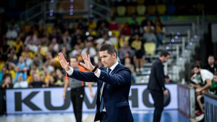 Jaka Lakovic hace indicaciones a sus jugadores