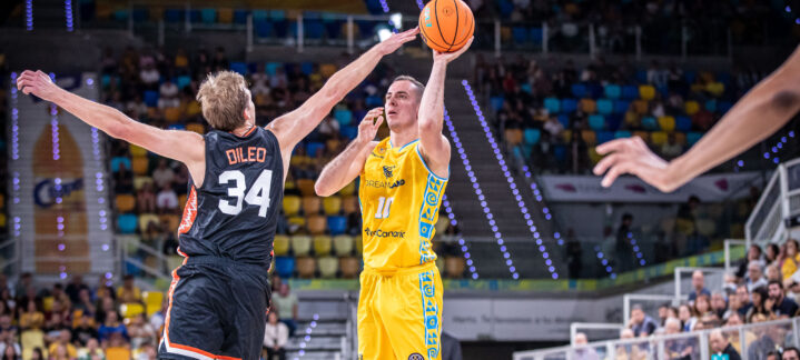Miquel Salvó, en acción de tiro ante Le Mans Sarthe Basket.