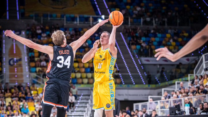 Miquel Salvó, en acción de tiro ante Le Mans Sarthe Basket.