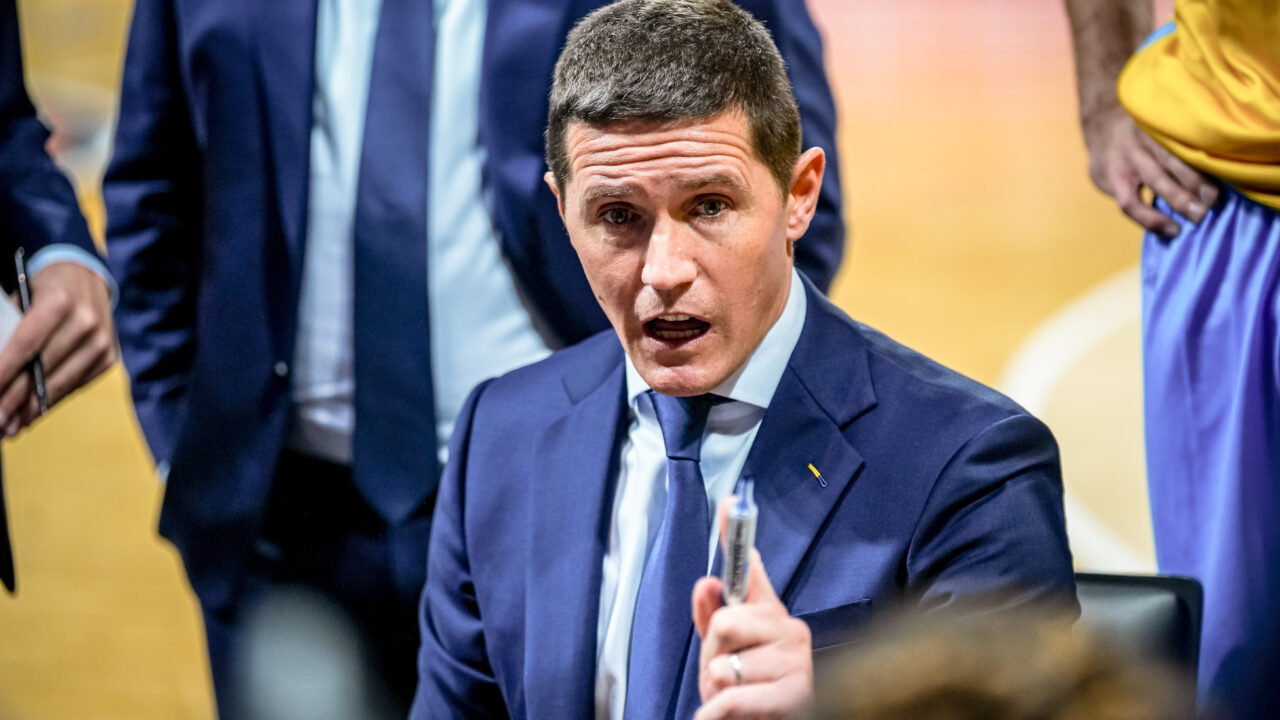 Jaka Lakovic da indicaciones a sus jugadores.