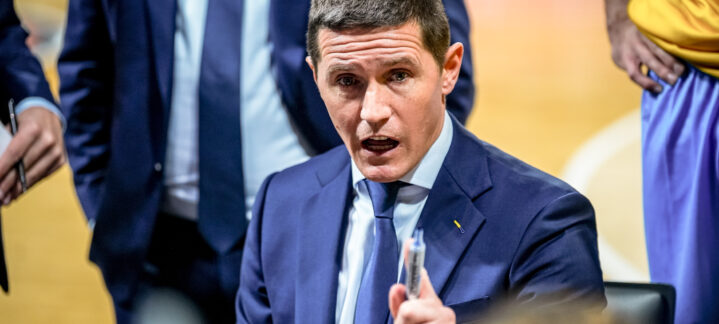 Jaka Lakovic da indicaciones a sus jugadores.