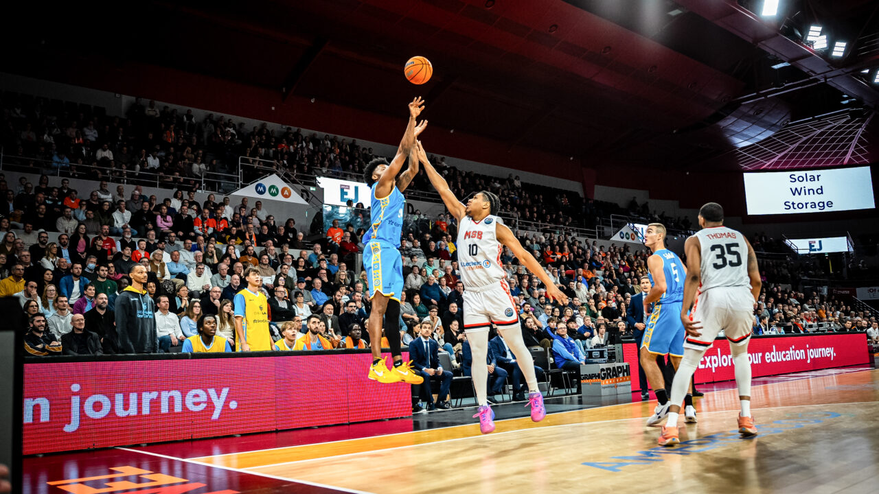 Braian Angola lanza a canasta en el partido ante Le Mans Sarthe Basket.
