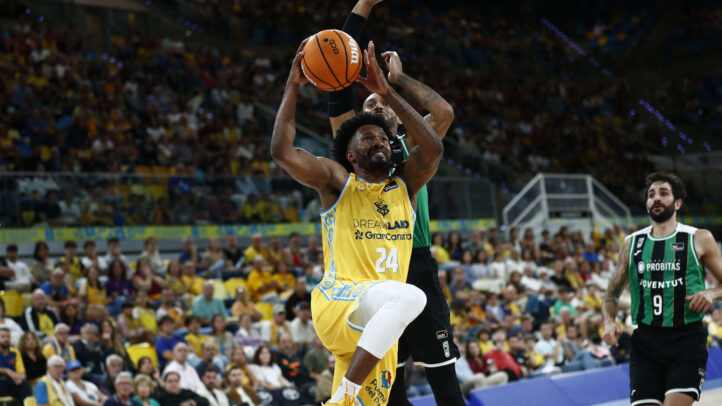 Braian Angola penetra a canasta ante la defensa de Adam Hanga.