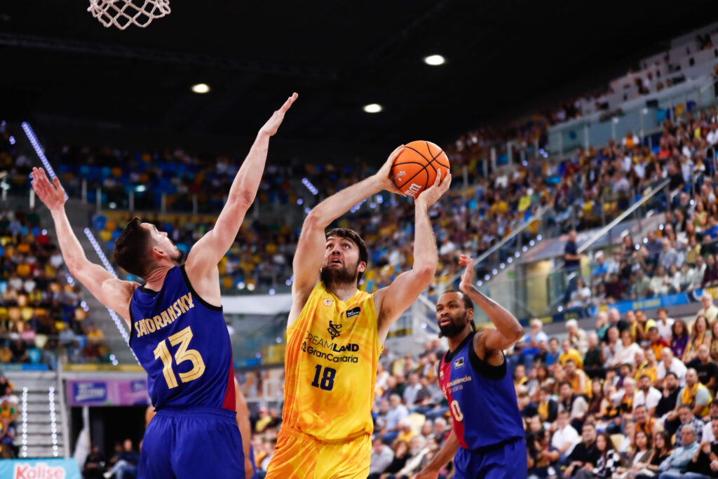 Mike Tobey atacando el aro rival ante el Barça.