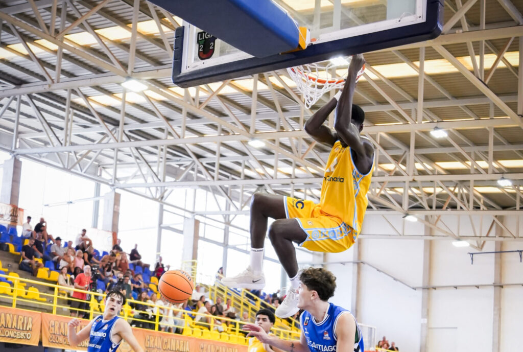 Code Mbengue hunde el balón en el partido del U22 ante Burgos.
