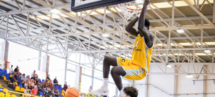 Code Mbengue hunde el balón en el partido del U22 ante Burgos.
