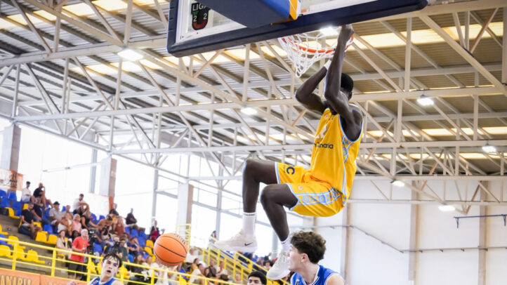 Code Mbengue hunde el balón en el partido del U22 ante Burgos.