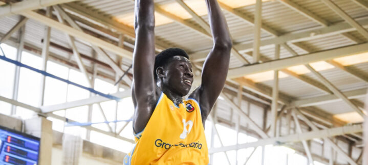 Code Mbengue hunde el balón en el aro rival.