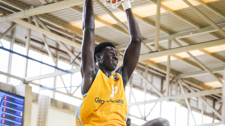 Code Mbengue hunde el balón en el aro rival.